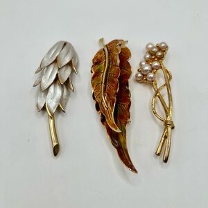 3-Vintage Elegant Leaf and Pearl Brooch Lot Gold  Metal​